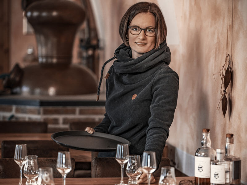 Feinbrennerei Susanne Simon Edelbrandsommelier serviert Schnapsglaeser